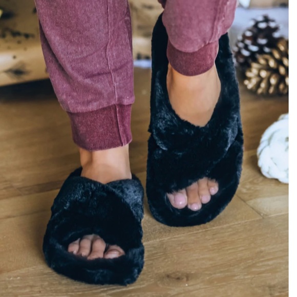 Black faux fur slipper slides crisscross straps - Picture 10 of 10